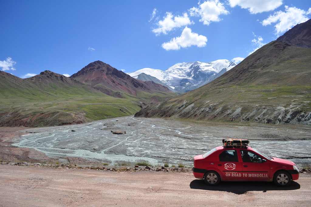 Pamir si muntii  multicolori dinspre granita cu Kyrgysztan