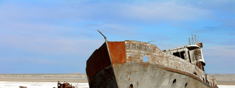 The_Aral_sea_is_drying_up._Bay_of_Zhalanash,_Ship_Cemetery,_Aralsk,_Kazakhstan